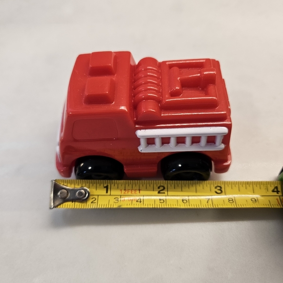Vintage train caboose and 2000 Playskool fire truck - Picture 2 of 13